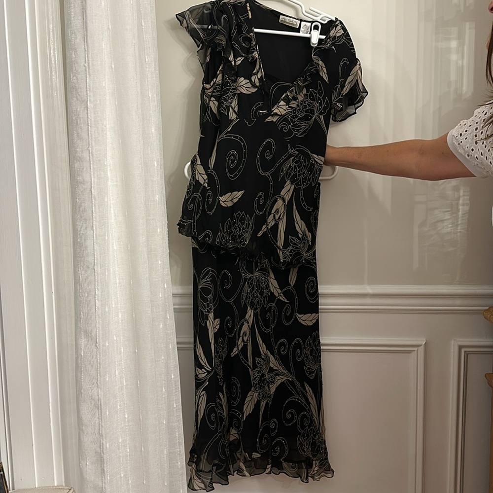 New York City designer company. Skirt set. XL shirt; large top. Good condition